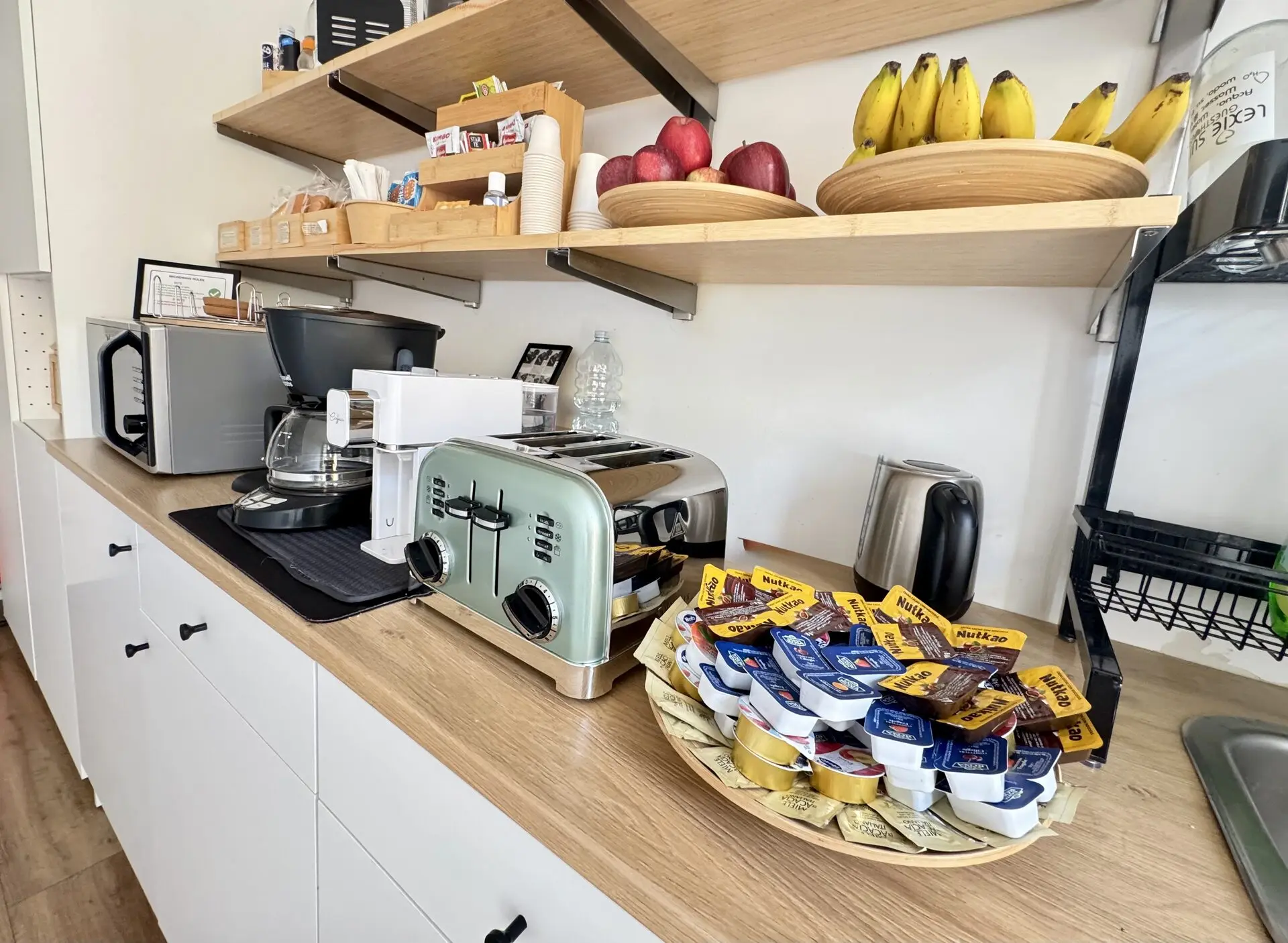 Zona común, rincón de desayuno con fruta y café