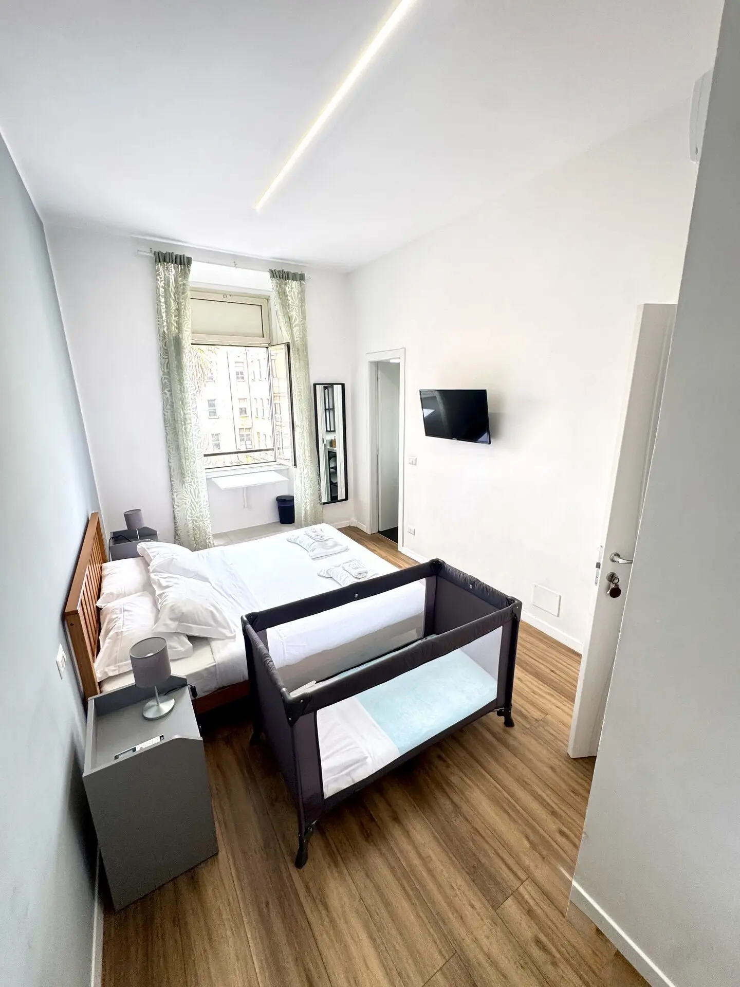 Luna Room, dormitorio con cuna